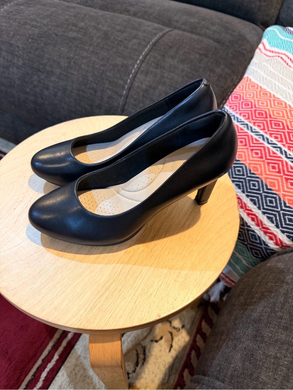 Clarks Black Leather Ambyr Round-Toe Pump heel in excellent condition